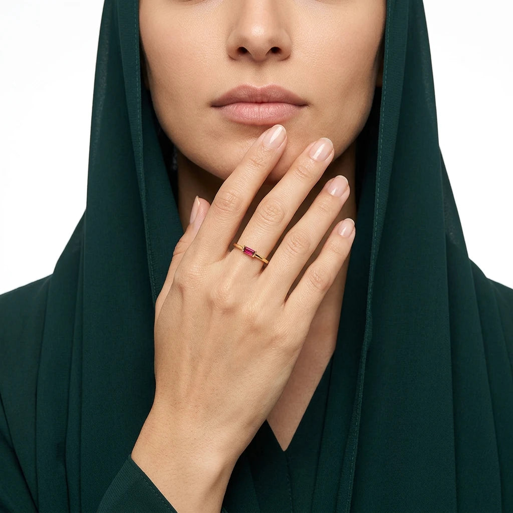 خاتم ذهب عيار 18 بتصميم ناعم وأحجار صغيرة