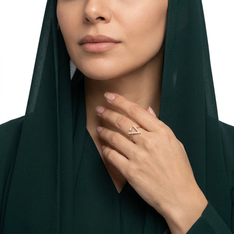 خاتم ذهب عيار 18 بتصميم مثلث بفصوص لامعة