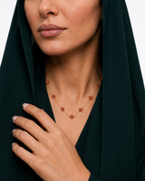 عقد ذهب عيار 18 بتصميم زهرة بلون الأحمر