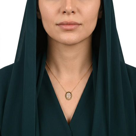 عقد ذهب عيار 18 بتصميم كلاسيكي أنيق