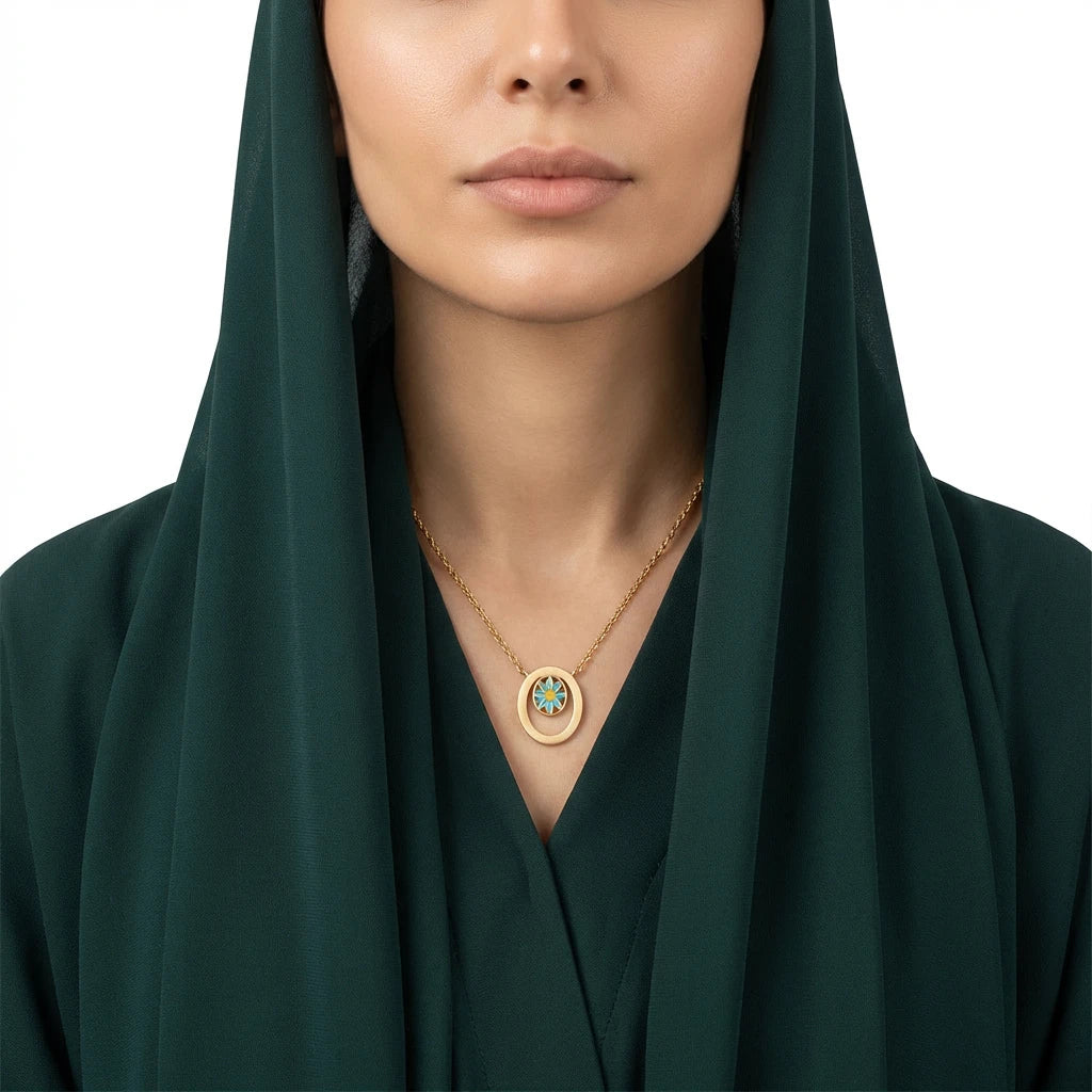 عقد ذهب عيار 18 بتعليقة بيضاوية مزهرة