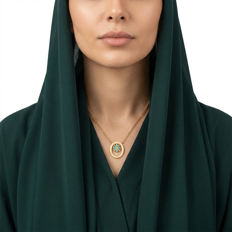 عقد ذهب عيار 18 بتعليقة بيضاوية مزهرة