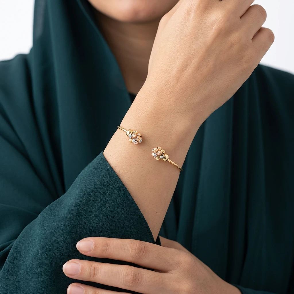 اسوارة ذهب أطفال عيار 18 مبرومة بنهايات وردة ملونة