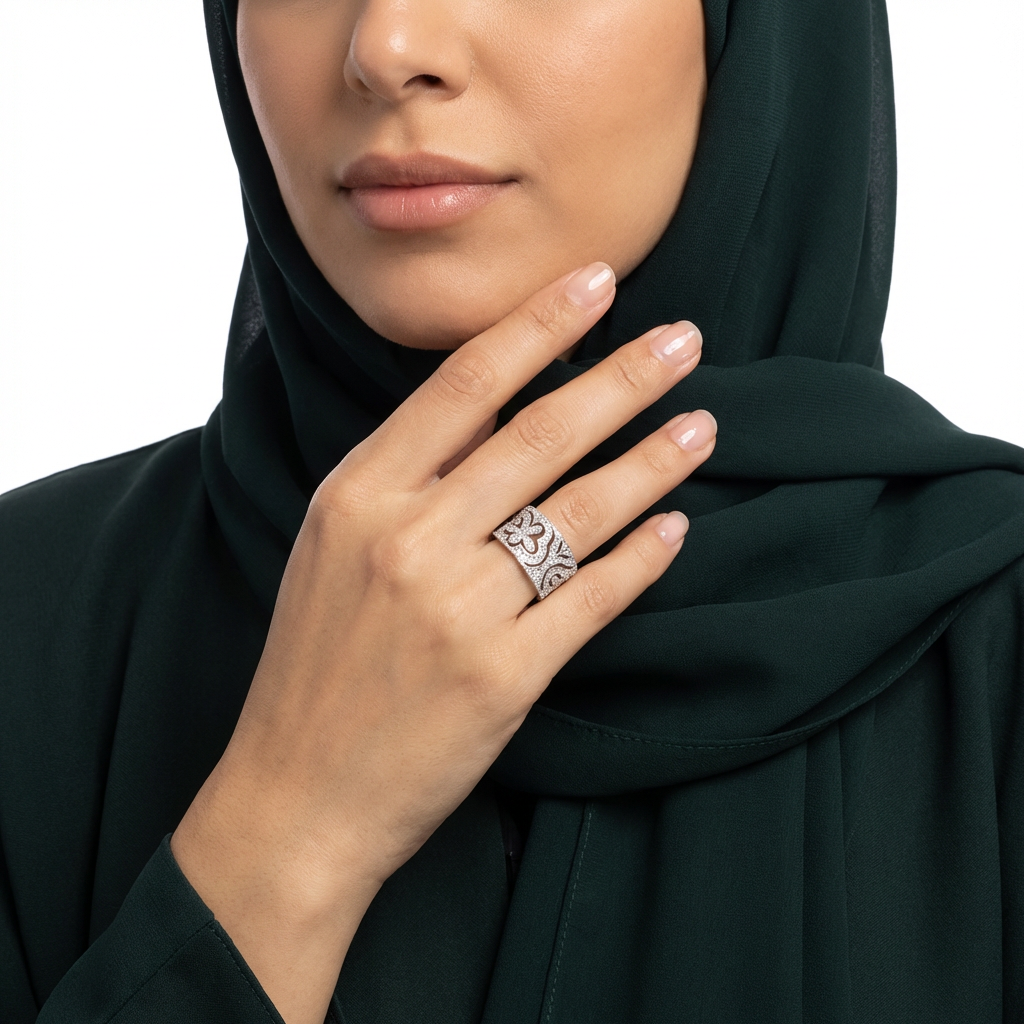 خاتم ذهب أبيض عيار 18 وتصميم مزخرف