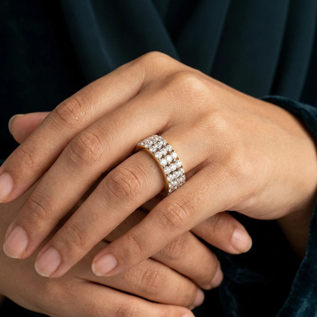 خاتم ذهب عيار 18 عريض بفصوص مرصعة