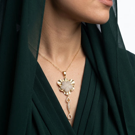18K Gold Pendant Flower with Sparkling Stones