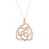 عقد ذهب عيار 18 بتصميم وردة من غاميه، يظهر بتفاصيل دقيقة وأنيقة في الصورة.