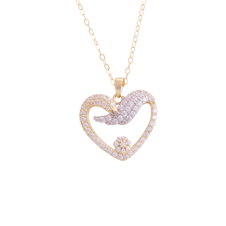 عقد ذهب عيار 18 بتصميم قلب أنيق، يظهر تفاصيله اللامعة وجمالية الشكل في الصورة.