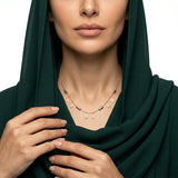 عقد ذهب عيار 18 بتصميم عصري بتعليقات ملونه