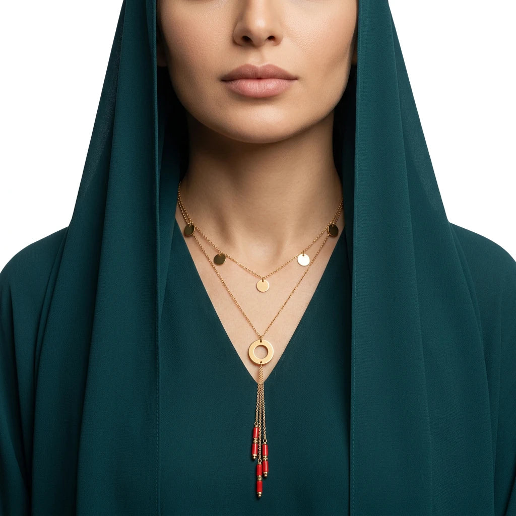 عقد ذهب عيار 18 بتصميم دلايات طويلة متناسقة