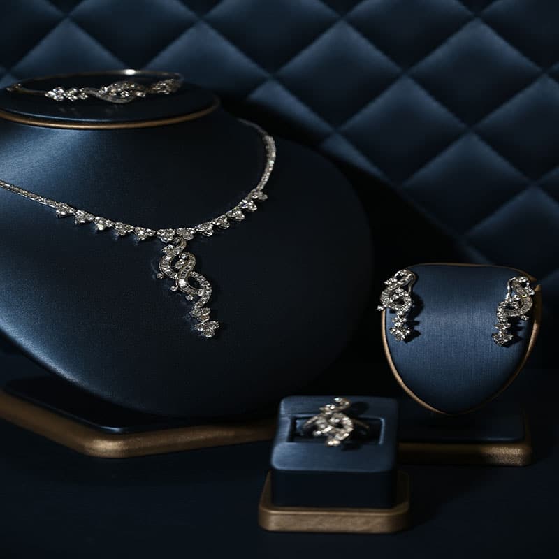 18K gold set Basant, with a decorative design