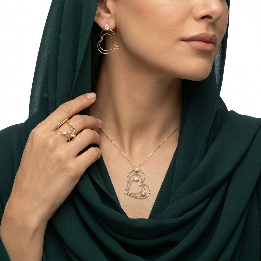 طقم من الذهب عيار 18 قيراط بتصميم على شكل قلب