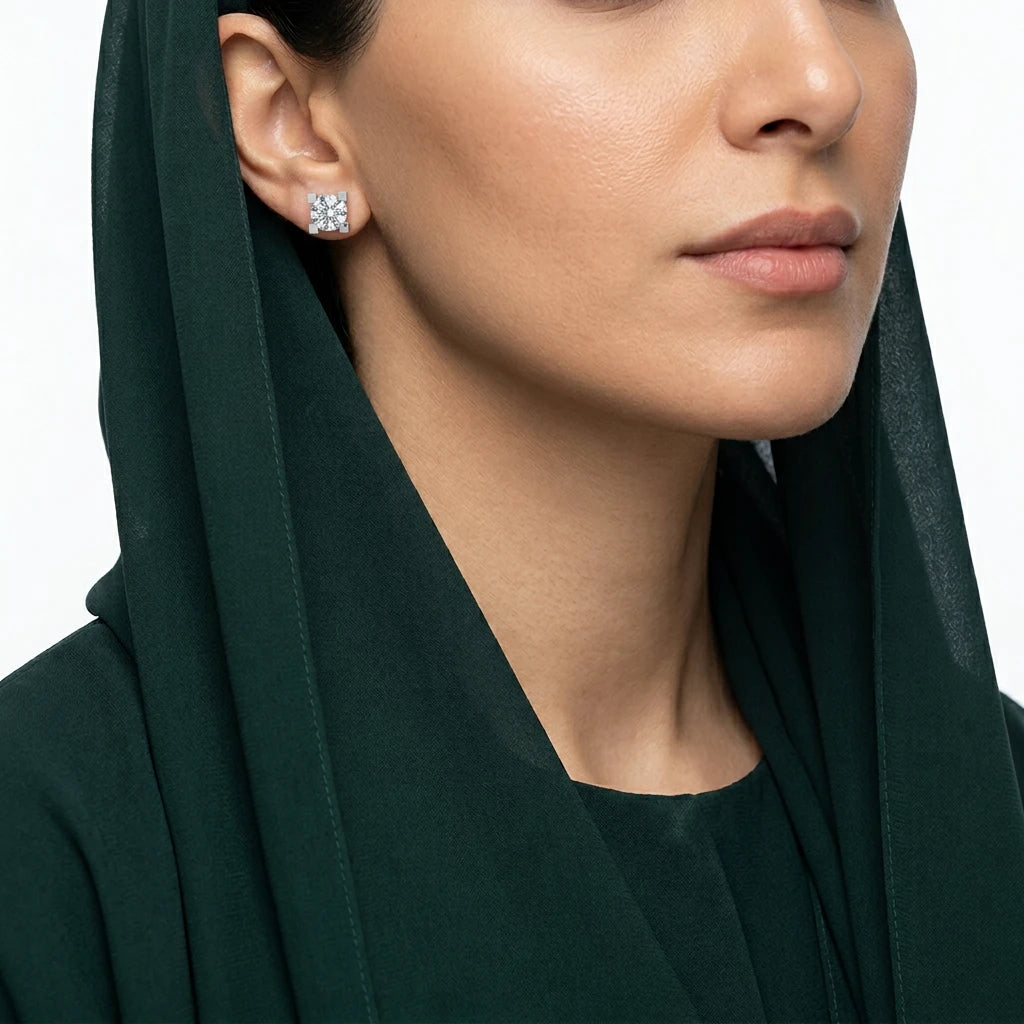 حلق ذهب عيار 18 بفصوص مرصعة بيضاء لامعة