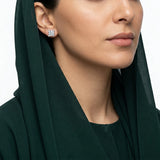 حلق ذهب عيار 18 بفصوص مرصعة بيضاء لامعة
