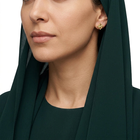 حلق ذهب عيار 18 بتصميم مزخرف بسيط