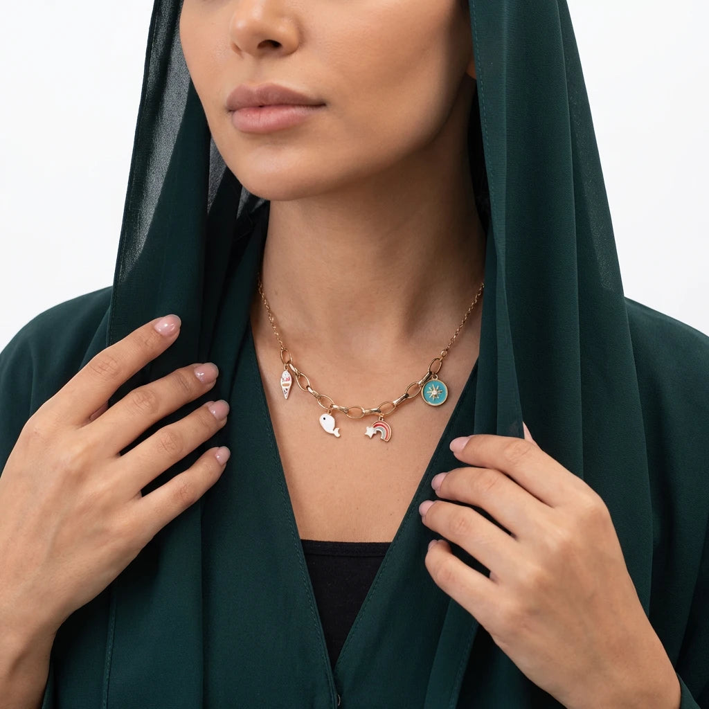عقد ذهب عيار 18 بأشكال ملونة مرحة