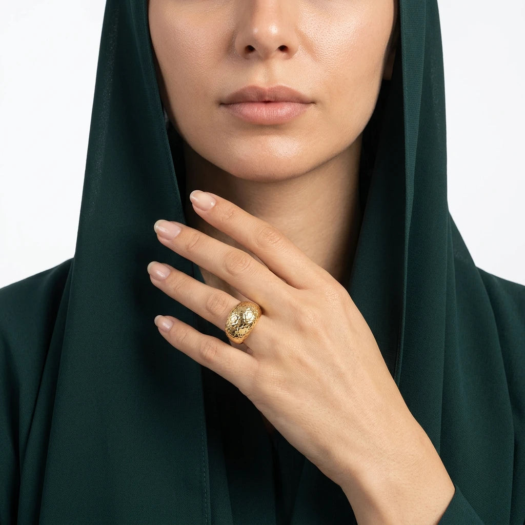 خاتم ذهب عيار 18 بتصميم عريض مضلع