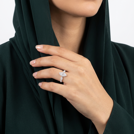 18K Gold Ring with Shiny Oval Stone