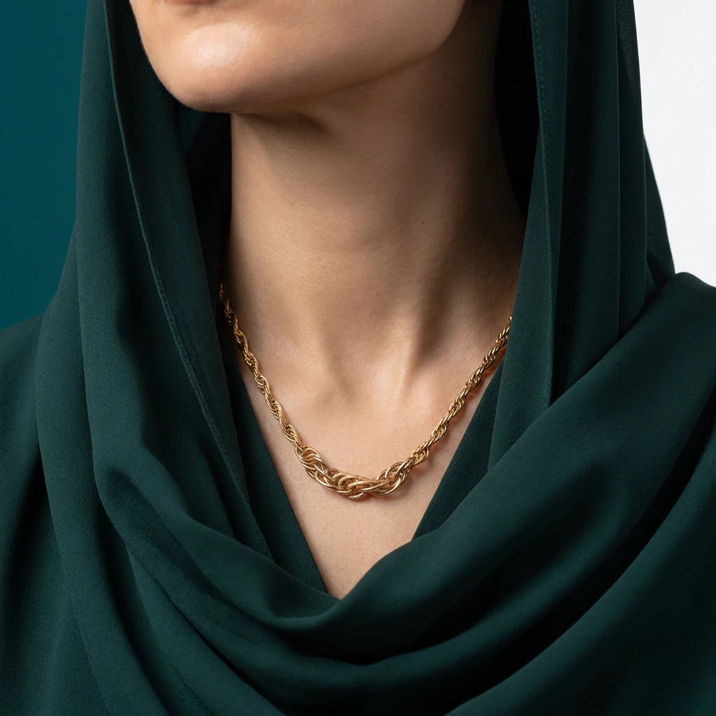 عقد ذهب عيار 18 بتصميم حبل مع عقدة