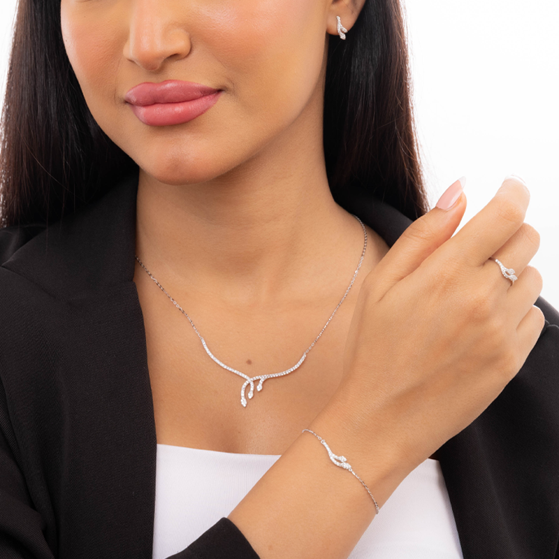 18 karat gold set with a streamlined design, encrusted with stones.