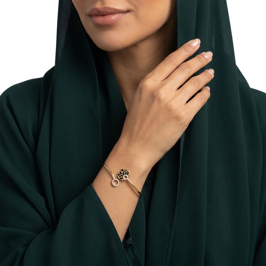 اسورة من الذهب عيار 18 بتصميم فني عصري مفتوح