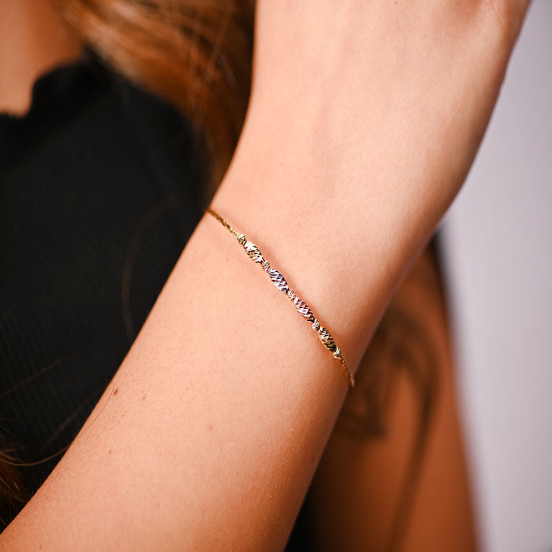 18K Gold Bracelet with Delicate Geometric Engravings Touch
