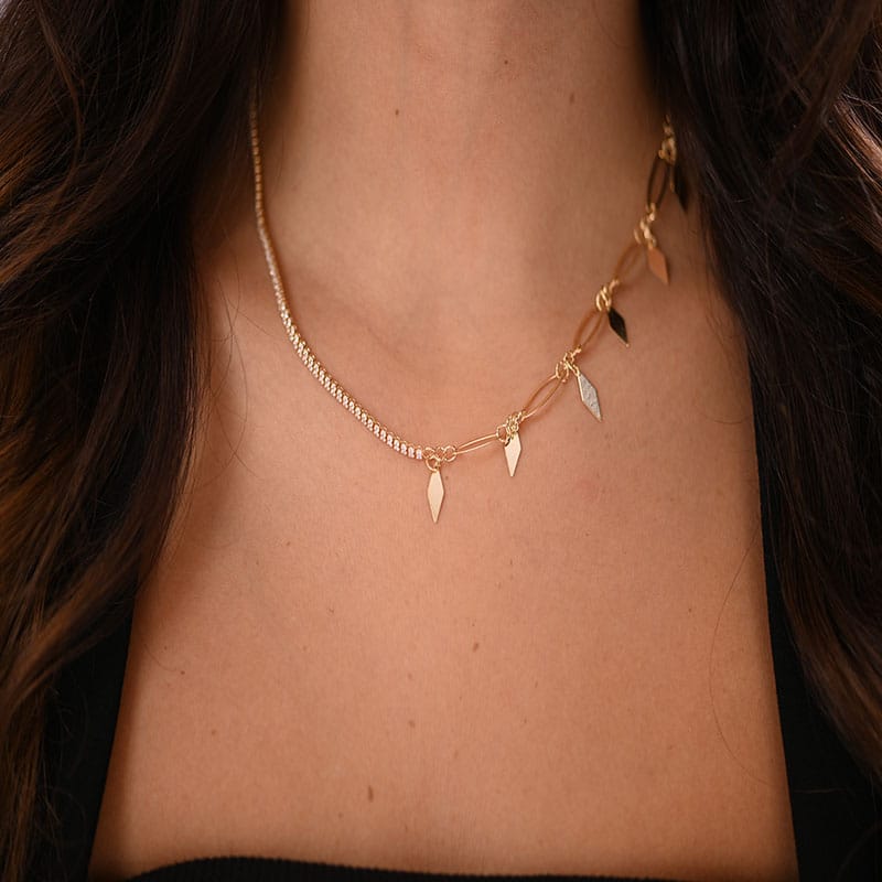 عقد عيار 18 بتصميم تعليقات متدلية