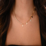 عقد عيار 18 بتصميم تعليقات متدلية