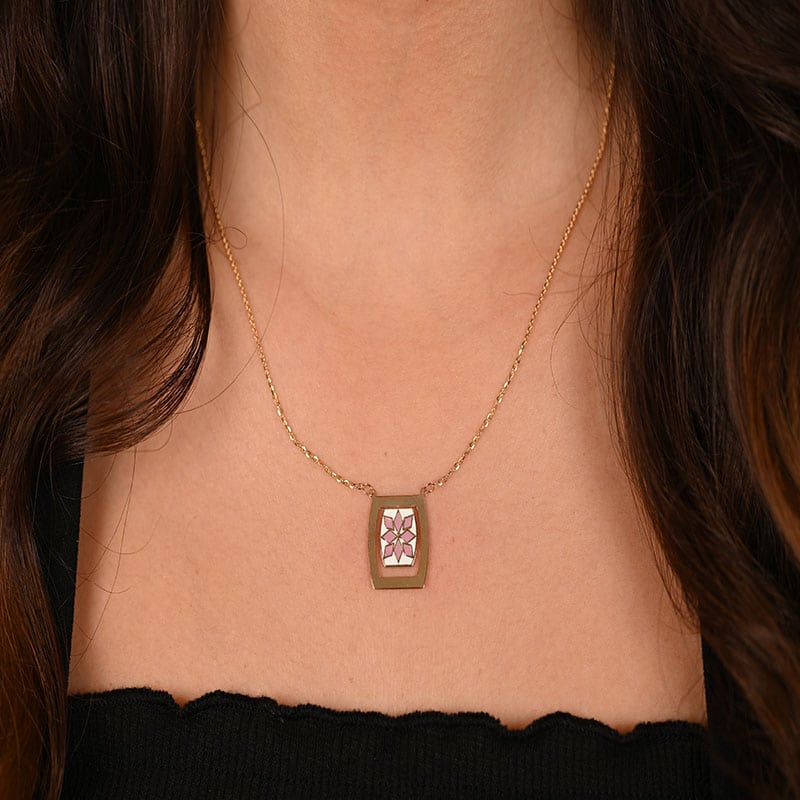 18K Gold Necklace with Rectangular Pendant Decorated with Pink Pattern