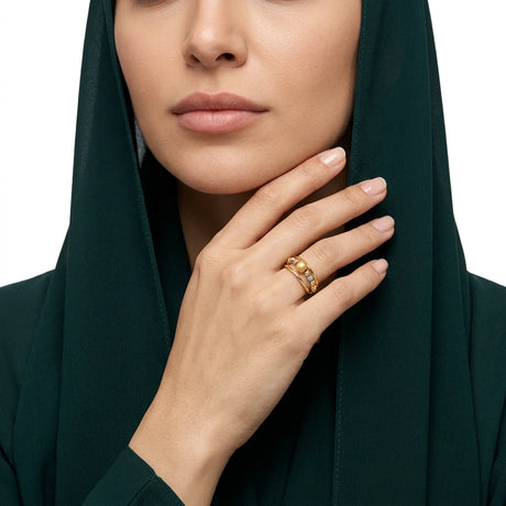 18K Gold Ring with Queen World Wide Design