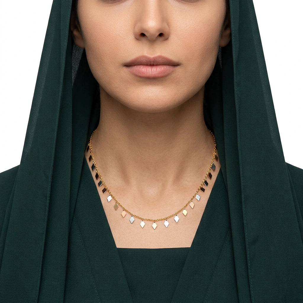 عقد ذهب عيار 18 بتصميم تفريغات متماثلة