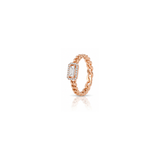 18K Gold Ring with Chain Links and Center Stone Design