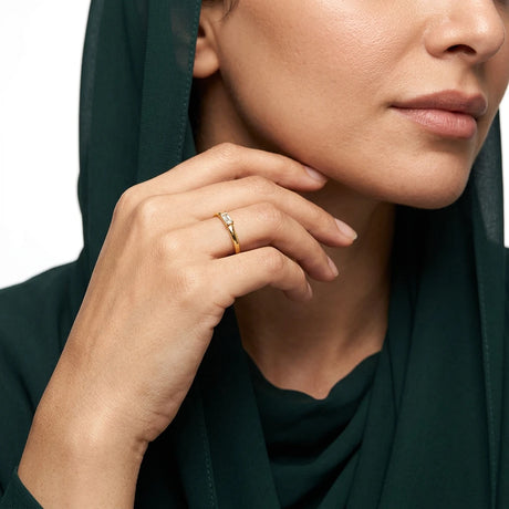 خاتم ذهب عيار 18 ناعم بتصميم أحجار تشبهك