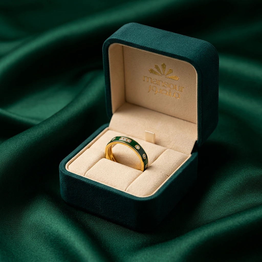 18K Gold Ring with Decorated Design In Green