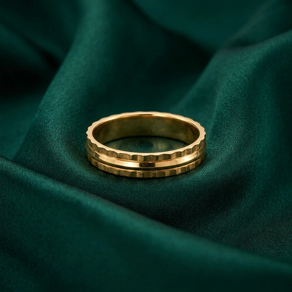 18K Gold Ring with Elegant Modern Design