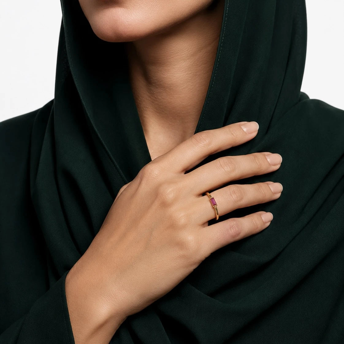 خاتم ذهب عيار 18 بتصميم ناعم وأحجار صغيرة