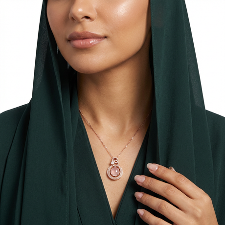 عقد من الالماس بتعليقه دائرية عيار 18