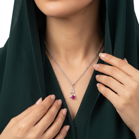 عقد الماس عيار 18 بتصميم زهره