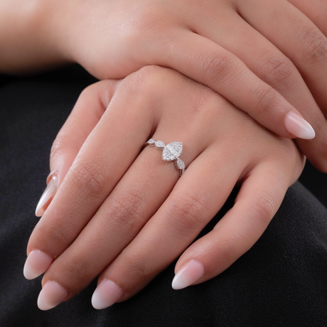 18K Gold Ring with Shiny Oval Stone