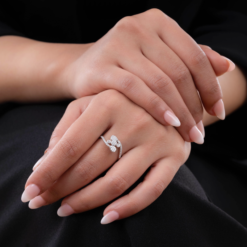 18K Gold Ring with Shiny Sparkling Stones