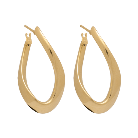 أقراط ذهب عيار 18 بتصميم أنيق مع قفل محكم، من علامة منصور للذهب.