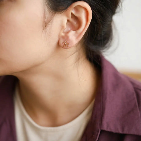 أقراط ذهب أطفال عيار 18 بتصميم زهرة - منصور للذهب