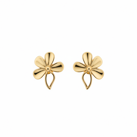 أقراط ذهب عيار 18 بتصميم الوردة الراقصة، تفاصيل دقيقة وأناقة مميزة.