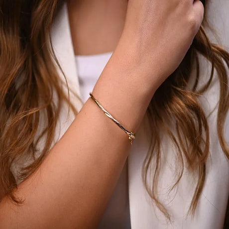 18K bracelet with Delicate Twisted Design
