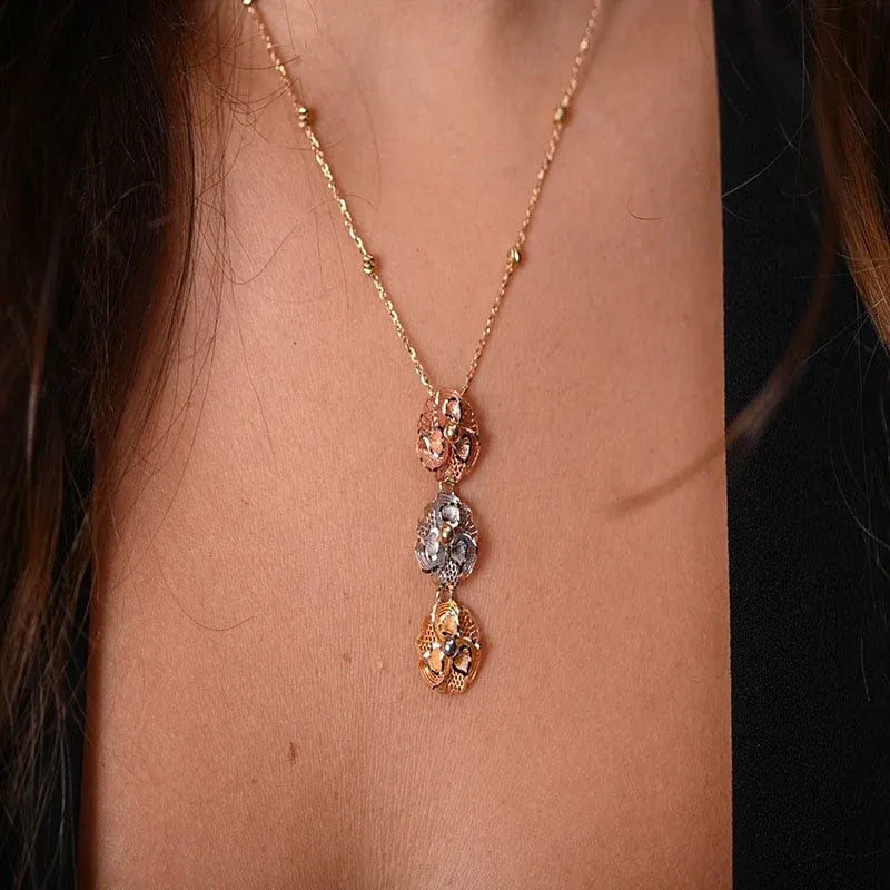 18K gold set with a three-colored rose design