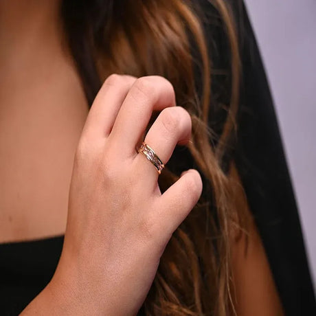 18K Gold Ring with Delicate Geometric Engraving