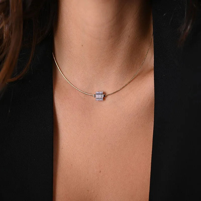 18 karat gold half set with a simple horizontal bar design
