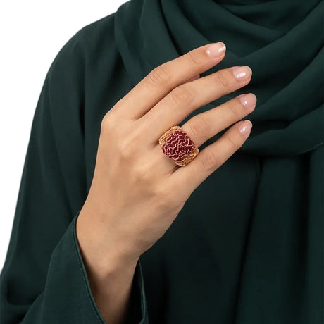 18K Gold Ring with Intertwined Wave Design